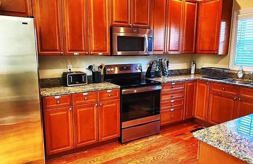 North Charleston House | LAKE ACCESS | STYLISH TOWNHOME NEAR DOWNTOWN