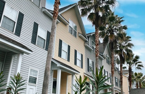 North Charleston House | LAKE ACCESS | STYLISH TOWNHOME NEAR DOWNTOWN