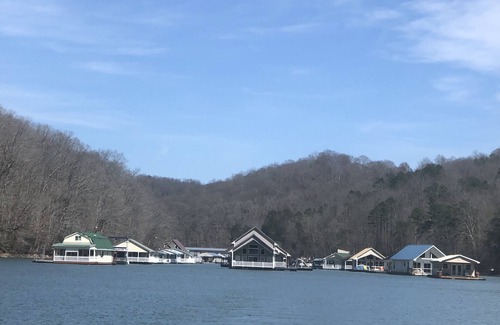 Big Creek House | Lake and bake/best wings on Norris/Floating Home