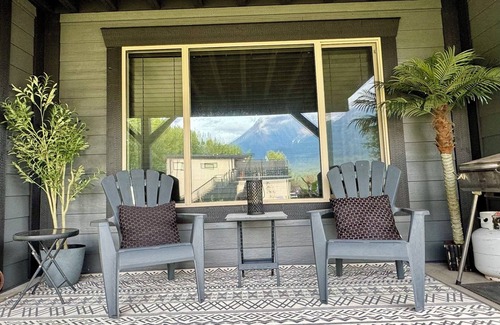 Smithers House | Lake and Peak Retreat