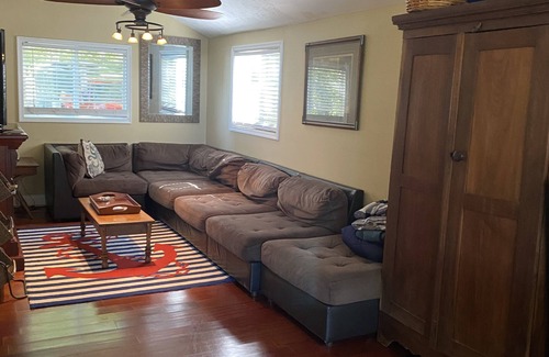 Mineral House | Lake Anna waterfront with Beach and Master Bedroom with Private Bathroom