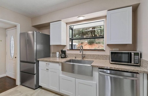 Auburn House | Lake Arthur 4 BR Unit with King Bed