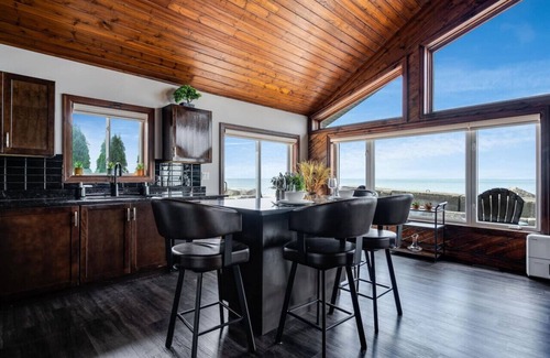 Leamington House | Lake Bliss Cottage on the Lake