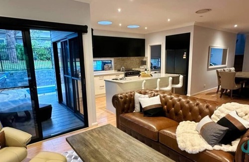 Murrays Beach House | Lake Breeze - your relaxing bushland escape, pool, fireplace and lakeside walks