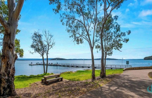 Murrays Beach House | Lake Breeze - your relaxing bushland escape, pool, fireplace and lakeside walks