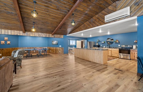Siren House | Lake Cabin, Bring your boat and pets, hot tub, sleeps up to 27
