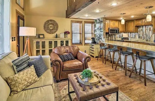 Afton Condo | Lake Cabin-Style Condo @ Shangri La with Private Hot Tub-Couples & Small Family!