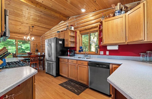 Oxford Cabin | Lake Cabin w/King Bed & Fire Pit near Dells