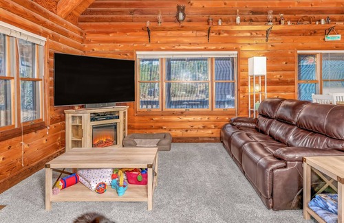 Coulterville Cabin | Lake Cabin with cuddling cats