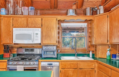 Coulterville Cabin | Lake Cabin with cuddling cats