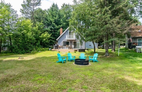 Nekoosa House | LAKE CAMELOT HOME WITH PONTOON RENTAL, MINUTES FROM SAND VALLEY GOLF RESORT - PET FRIENDLY