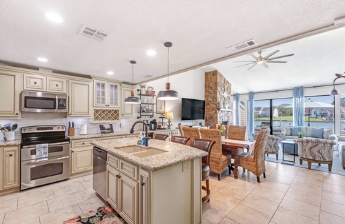 April Sound Condo | Lake Conroe WATERFRONT Updated 3BR Condo with Pools, Paddle Boards & Views