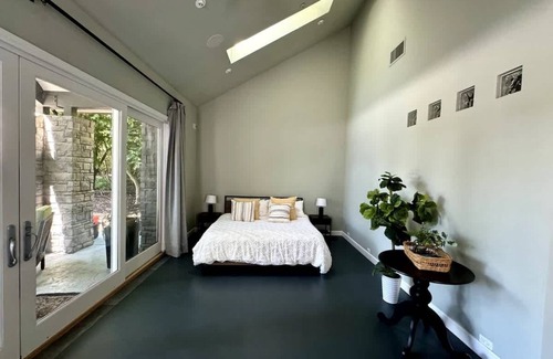 Davis House | Lake Cottage House with Pool at UC Davis