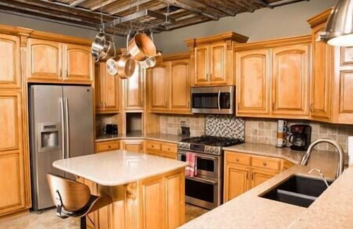 Holiday Island House | Lake Daze - Stylish Home -Walk to Marina