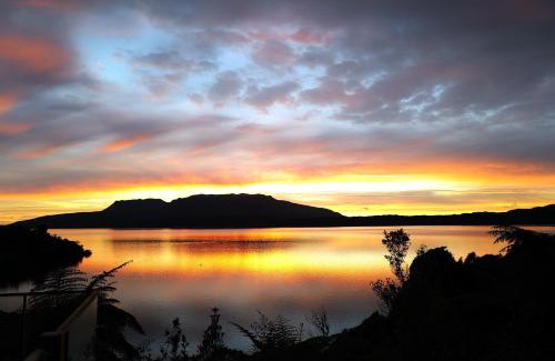 Lake Tarawera House | Lake Edge Retreat, Tarawera