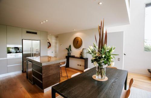 Wanaka House | Lake Edge - Sleeps 6 - Centrally Located - Lake & Mountain Views