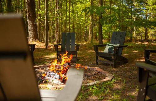 Holland House | Lake Effect Lodge 3 Minutes From Laketown Beach!