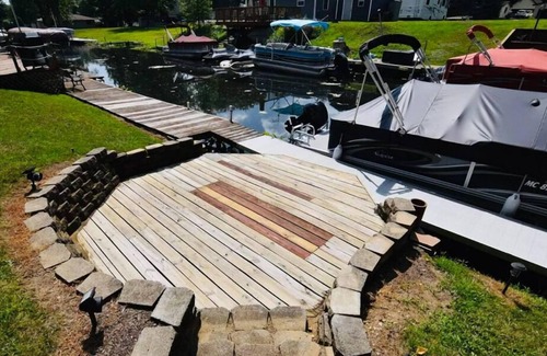Coldwater House | Lake Escape Cottage (waterfront, jacuzzi, parking)