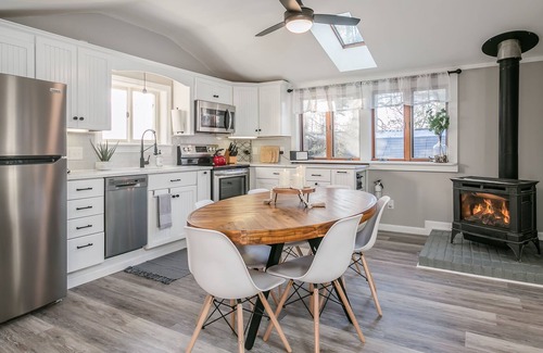 Canandaigua Cottage | Lake Escape >HOT TUB< Walk to the lake >CMAC<