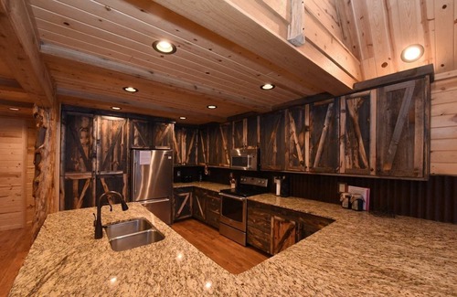 Island Park Cabin | Lake Escape | On Henrys Lake Outlet | Private Boat Dock | Hot Tub