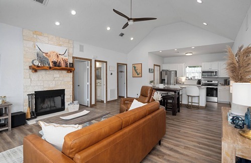 Leisure Land House | Lake Escape – Private Deck, Fire-pit & Fishing Dock