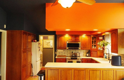 South Bend House | Lake Front, 5 minutes to ND, Mid Century Modern, vinyl lovers dream