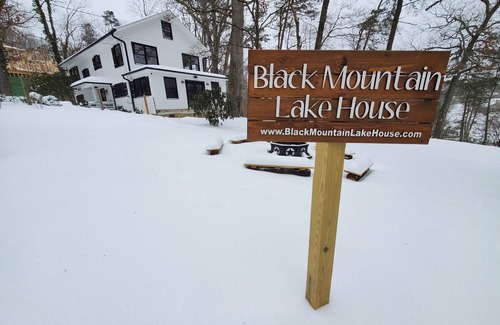 Black Mountain House | LAKE-FRONT! Amazing Covered Patio, Hot tub, walk 2 town, chrgr, sleeps 17