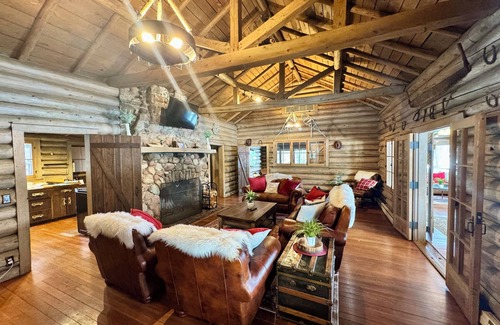 Duluth House | LAKE FRONT Beautiful Secluded Log Lodge Dog-Kid Friendly Sauna Views