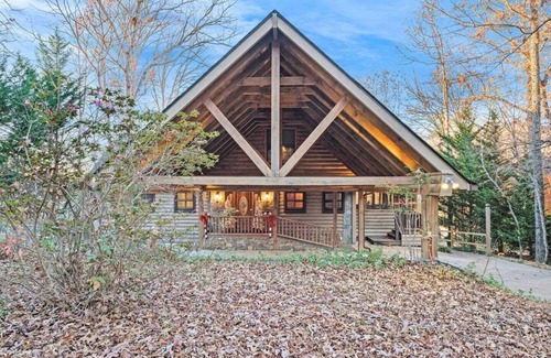 Morganton Cabin | Lake Front, Beautiful views, Gentle slope to Lake, Hot tub, Close to Downtown.