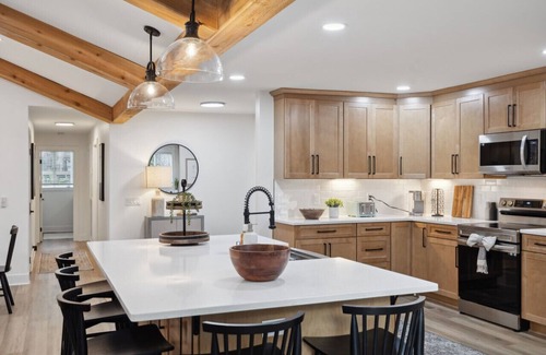Gallatin House | Lake Front Beauty North of Nashville