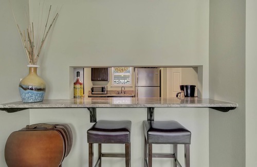 Mid America Condo | Lake Front Condo with Boat Slip/Unit 9/Close to Bathhouse Row and Oaklawn!