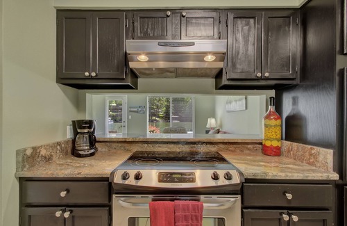 Mid America Condo | Lake Front Condo with Boat Slip/Unit 9/Close to Bathhouse Row and Oaklawn!