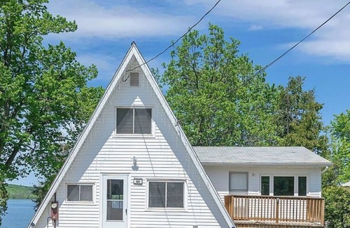 Barrie House | Lake front elf house🩷kayaks-fire pit🩷one hour away from Toronto