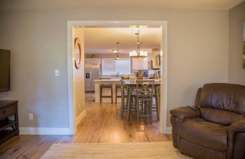 Louisville House | Lake Front Farm House, Close to UT