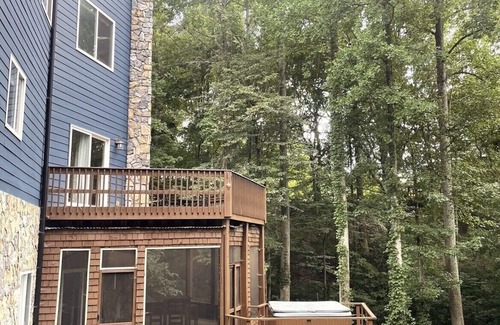 Paw Creek House | Lake front home away from home