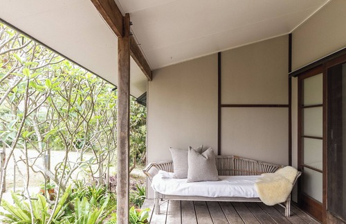 Wooloweyah House | Lake front home bordering Yuraygir Coastal Walk and Angourie Surfing Reserve