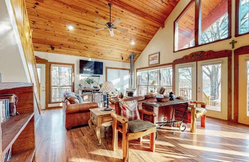 Rogers House | Lake Front Home + Fire Pit + 50 Acres