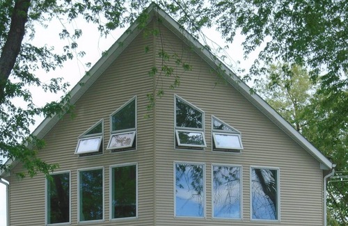 Haslett House | LAKE FRONT HOME - Great Boating, fishing & swimming!