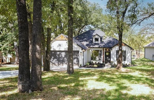 Gun Barrel City House | Lake Front Home HUGE Yard Sand Volleyball & Spa
