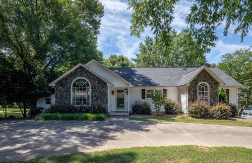 Norwood House | Lake Front Home on Lake Tillery! Huge yard and plenty of parking!