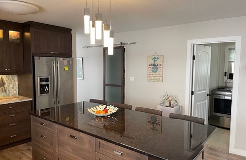 Gimli House | Lake Front Home with Private Beach in Gimli - Full Spa Amenities Hot Tub & Sauna