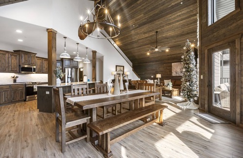 Indian Point House | Lake Front, Hot Tub, Boat Slip & Close to SDC!