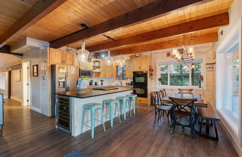 Island Park House | Lake Front|Hot Tub|Heated Garage|Private Dock