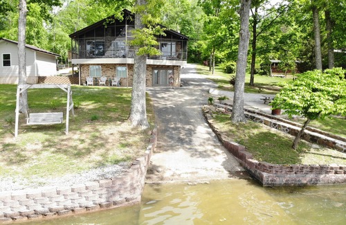 Ten Mile House | Lake Front house on Watts Bar Lake with large private dock, 2 screen porches