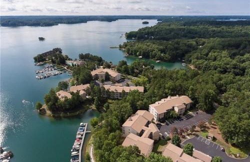 Salem Apartment | Lake front Keowee Condo with Balcony & Resort Amenities! 20 min to Clemson condo