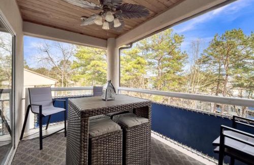 Salem Apartment | Lake front Keowee Condo with Balcony & Resort Amenities! 20 min to Clemson condo