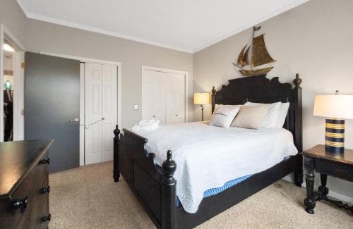 Salem Apartment | Lake front Keowee Condo with Balcony & Resort Amenities! 20 min to Clemson condo