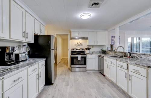 Mid America House | Lake Front Property/Hot Tub/Huge Deck/Game Room/Boat Ramp & Dock!