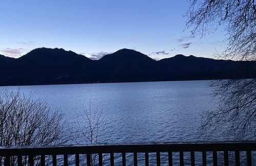 Amanda Park House | Lake front Quinault Cottage Inside Olympic National Park