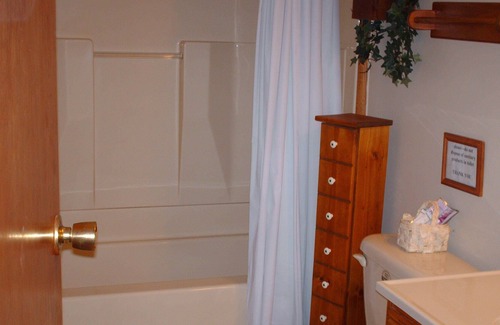 Irons Cottage | Lake Front, Recently Renovated 3 Bedroom Cottage, Harper Lake